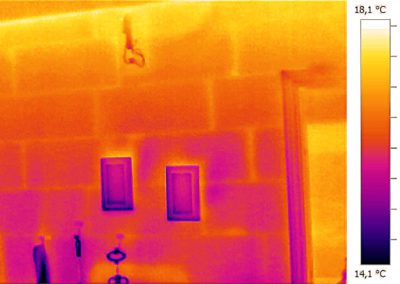 Termografia muraria: analisi termica della tessitura con variazioni di temperatura evidenziate.