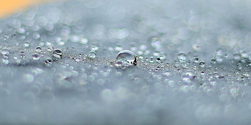 Umidità relativa e assoluta: gocce d'acqua su superficie, dettaglio macro.