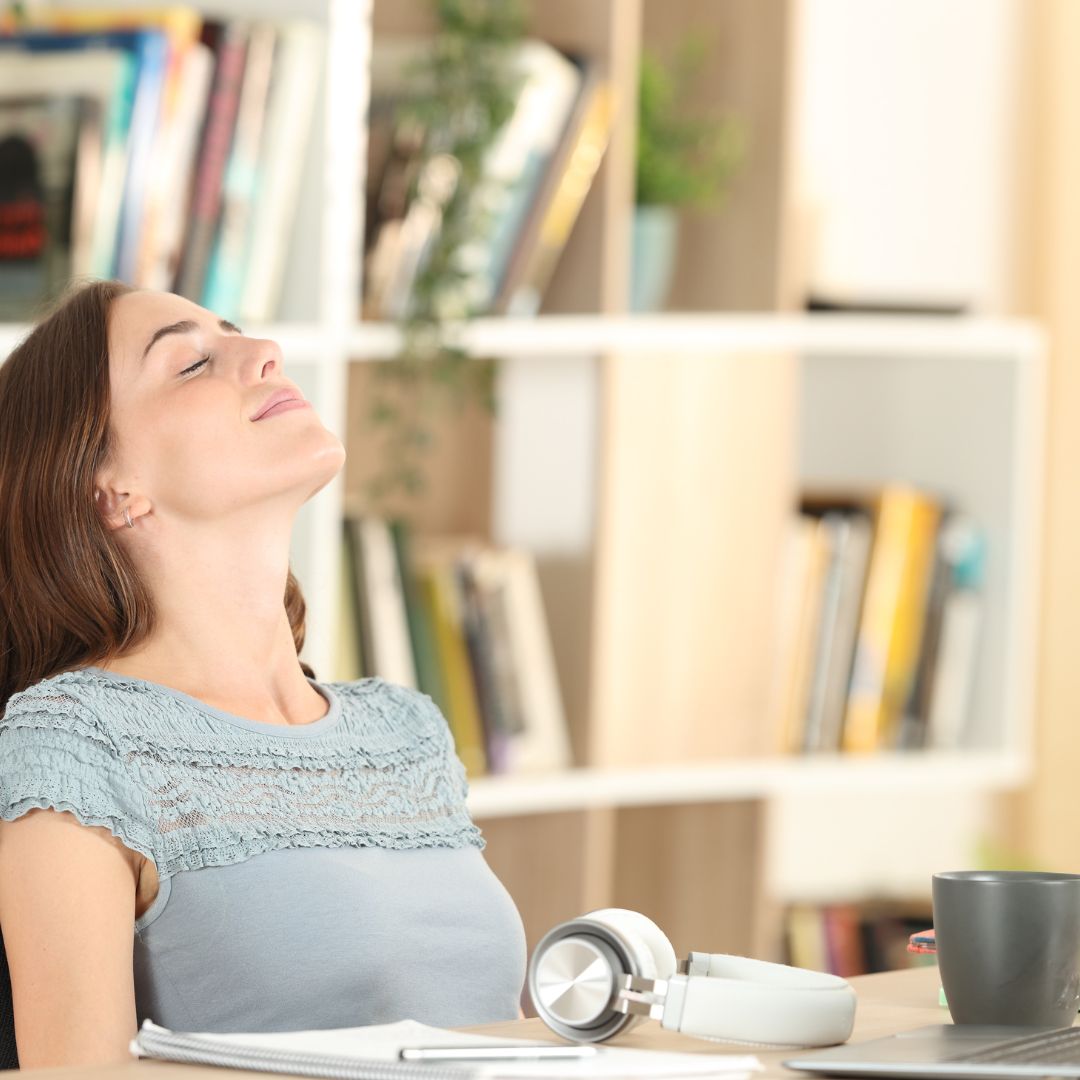 ragazza seduta alla scrivania che fa un respiro
