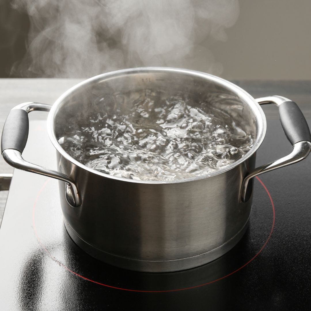 Vapore prodotto dall'acqua che bolle in una pentola sul fornello